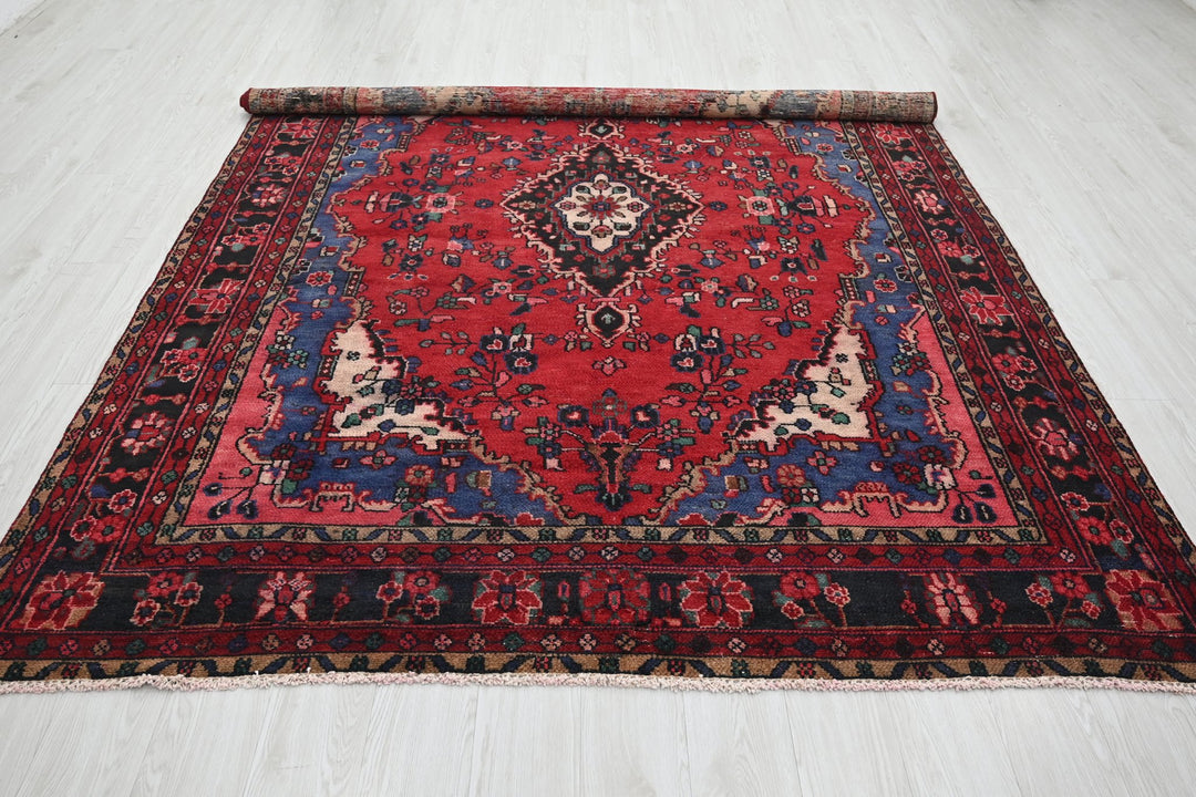 red Large rug 6' 9" x 9' 6"