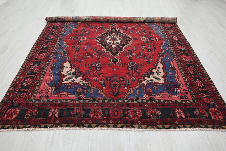 red Large rug 6' 9" x 9' 6"