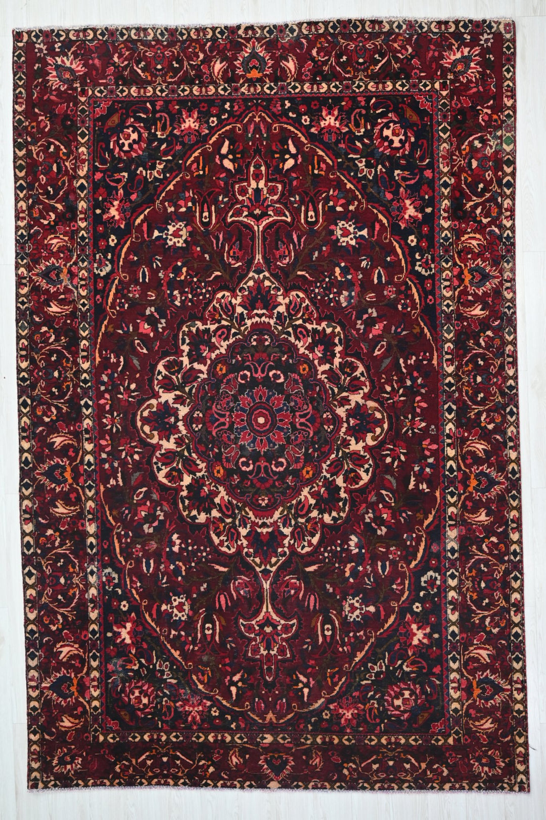 red Large rug 6' 8" x 9' 10"