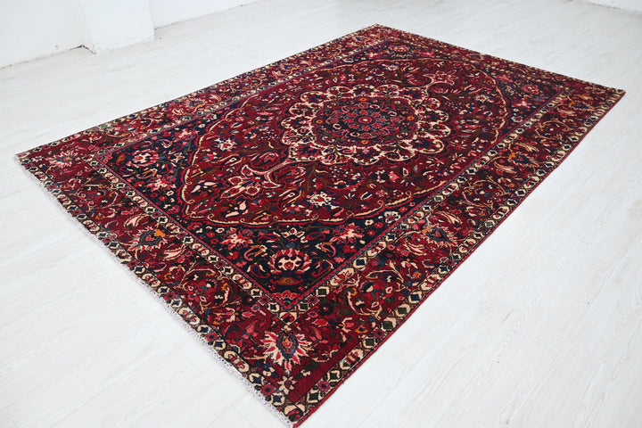 red Large rug 6' 8" x 9' 10"