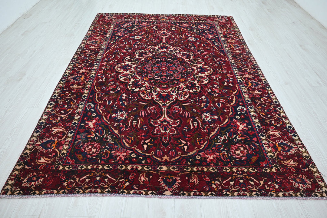 red Large rug 6' 8" x 9' 10"