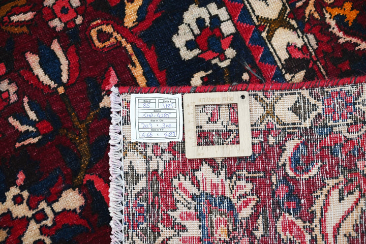 red Large rug 6' 8" x 9' 10"