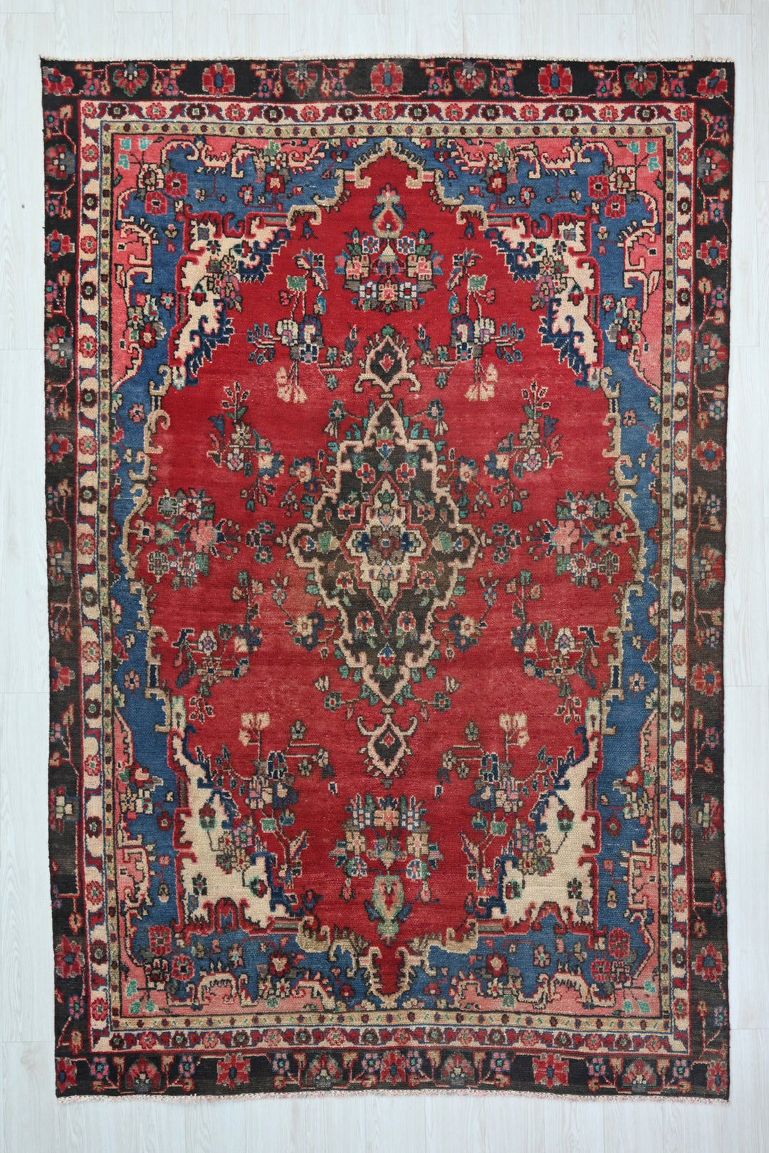 red Medium rug 5' 8" x 9' 1"