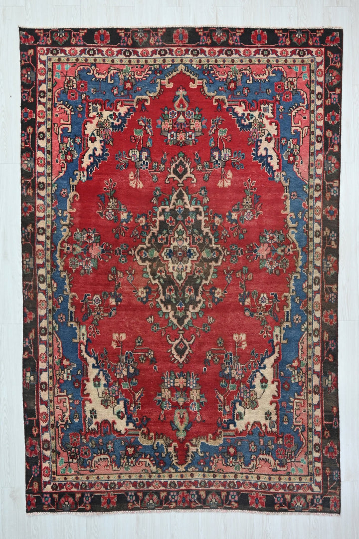 red Medium rug 5' 8" x 9' 1"