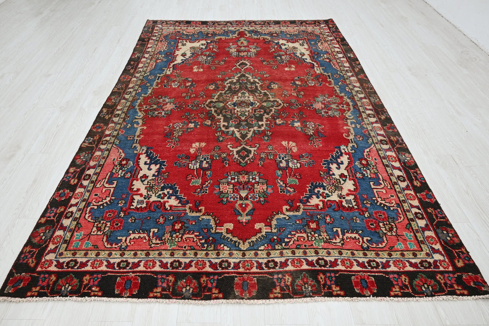 red Medium rug 5' 8" x 9' 1"