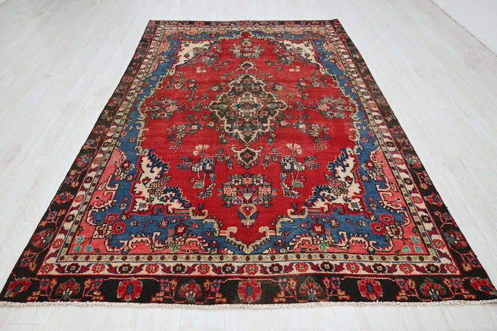 red Medium rug 5' 8" x 9' 1"