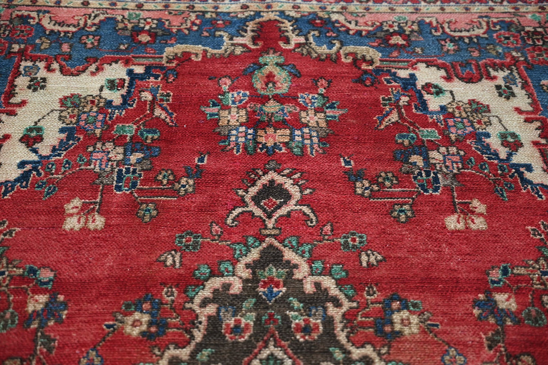 red Medium rug 5' 8" x 9' 1"