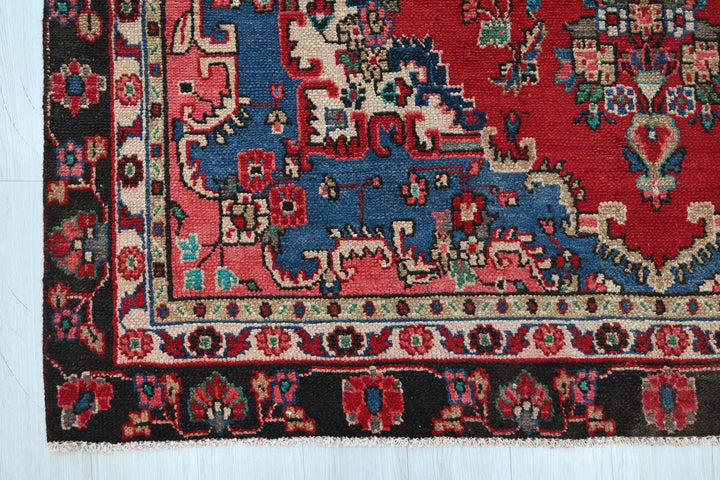 red Medium rug 5' 8" x 9' 1"