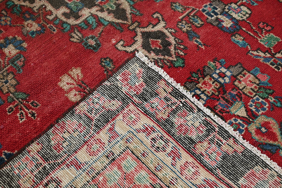 red Medium rug 5' 8" x 9' 1"