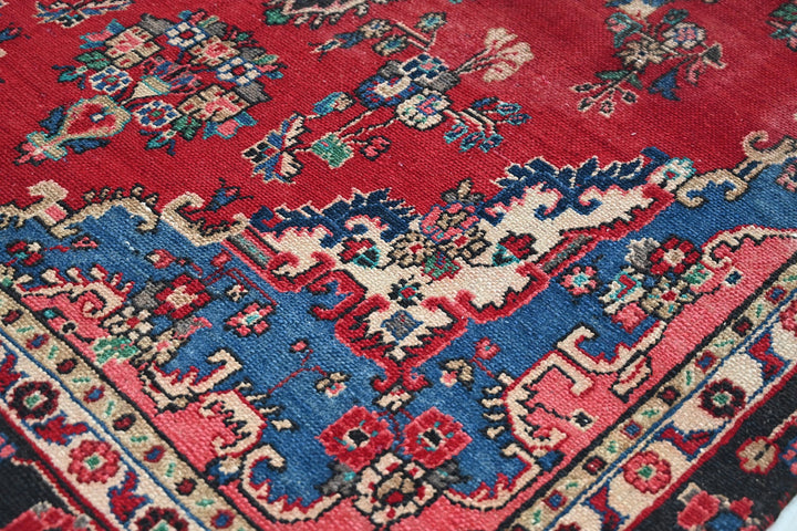 red Medium rug 5' 8" x 9' 1"