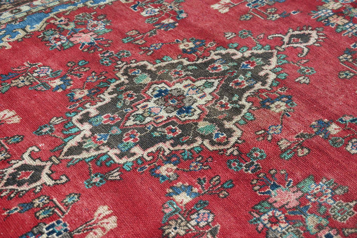 red Medium rug 5' 8" x 9' 1"