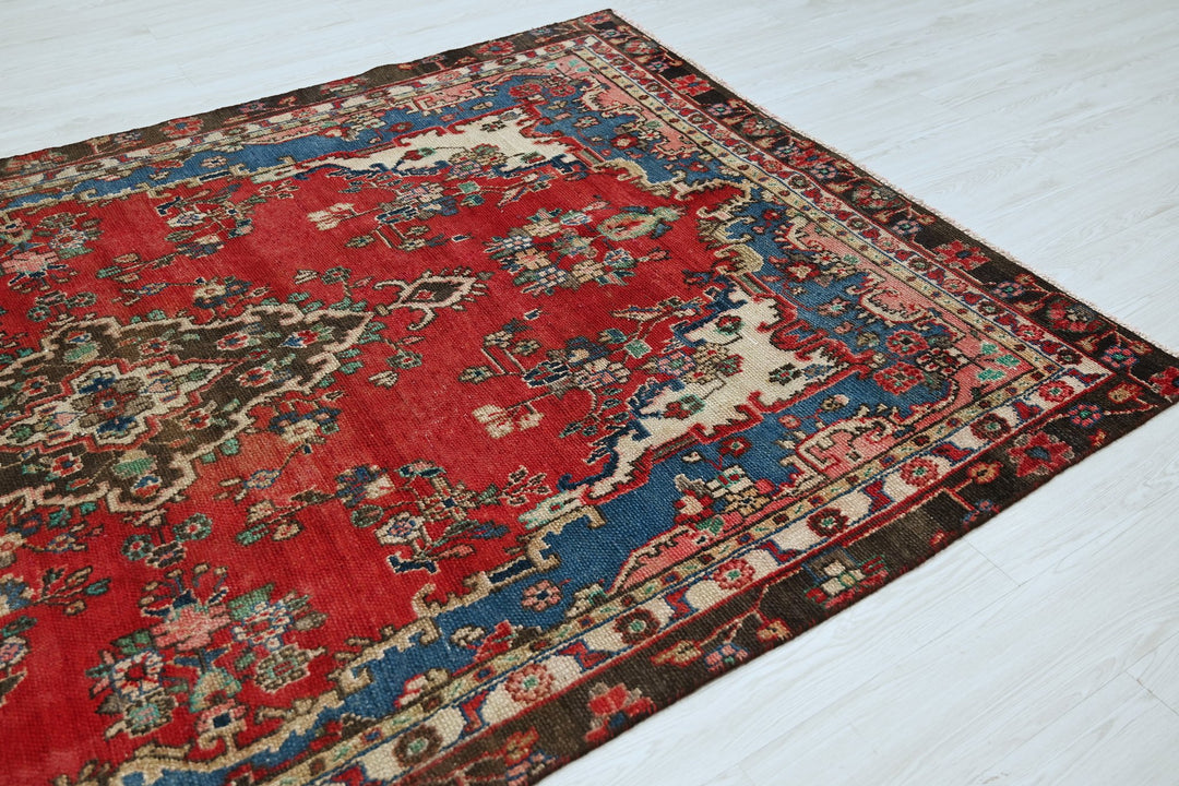 red Medium rug 5' 8" x 9' 1"