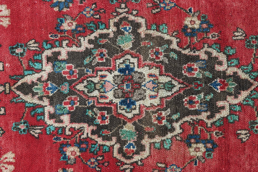 red Medium rug 5' 8" x 9' 1"