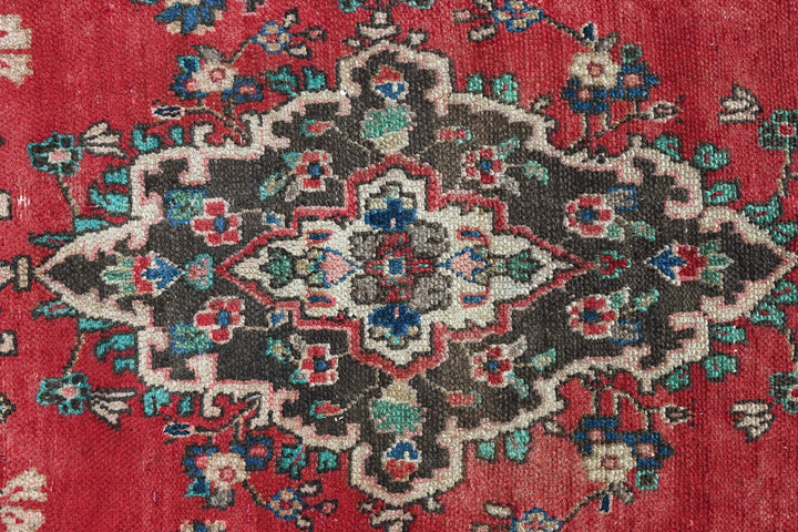 red Medium rug 5' 8" x 9' 1"