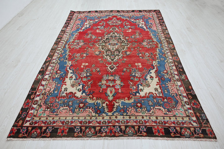 red Medium rug 5' 8" x 9' 1"