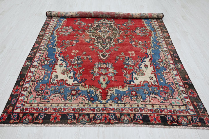 red Medium rug 5' 8" x 9' 1"