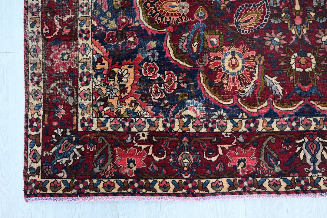 red Large rug 6' 11" x 10' 7"