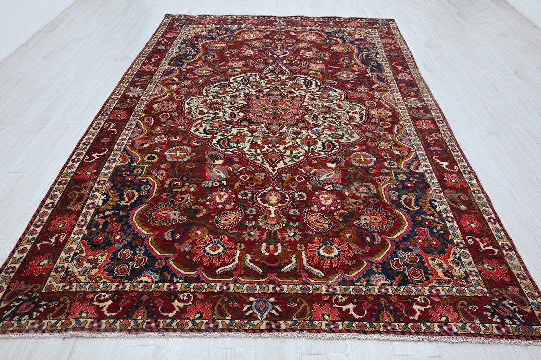 red Large rug 6' 11" x 10' 7"
