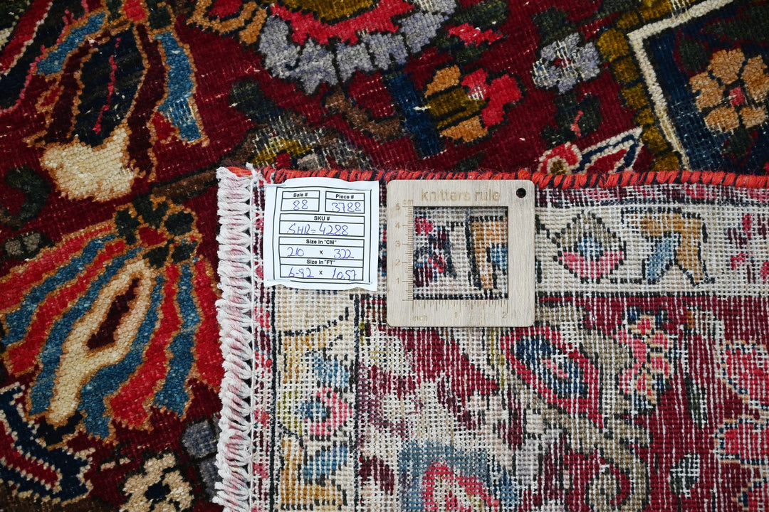 red Large rug 6' 11" x 10' 7"