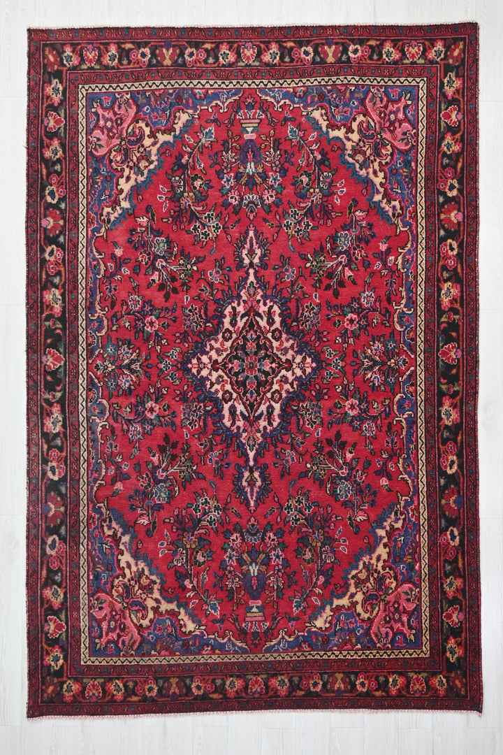 red Large rug 6' 7" x 9' 10"