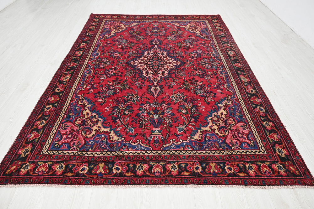 red Large rug 6' 7" x 9' 10"