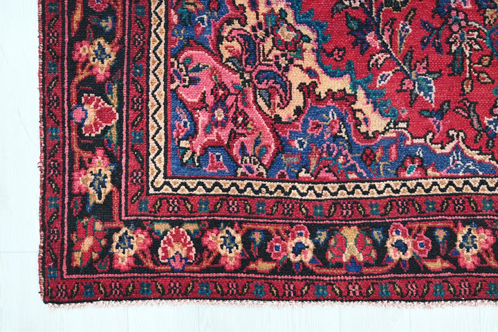 red Large rug 6' 7" x 9' 10"
