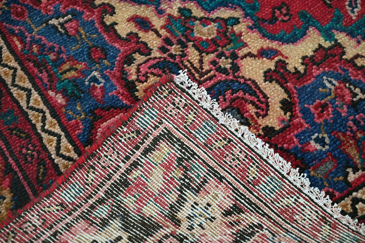 red Large rug 6' 7" x 9' 10"