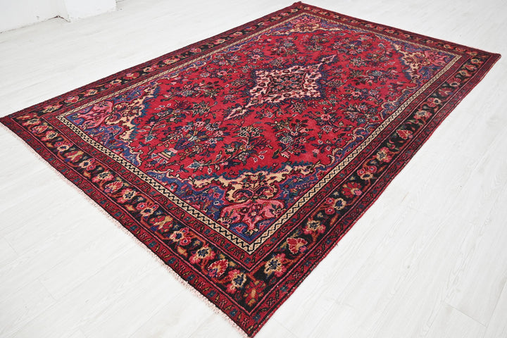 red Large rug 6' 7" x 9' 10"