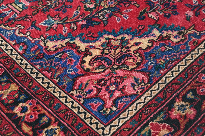 red Large rug 6' 7" x 9' 10"