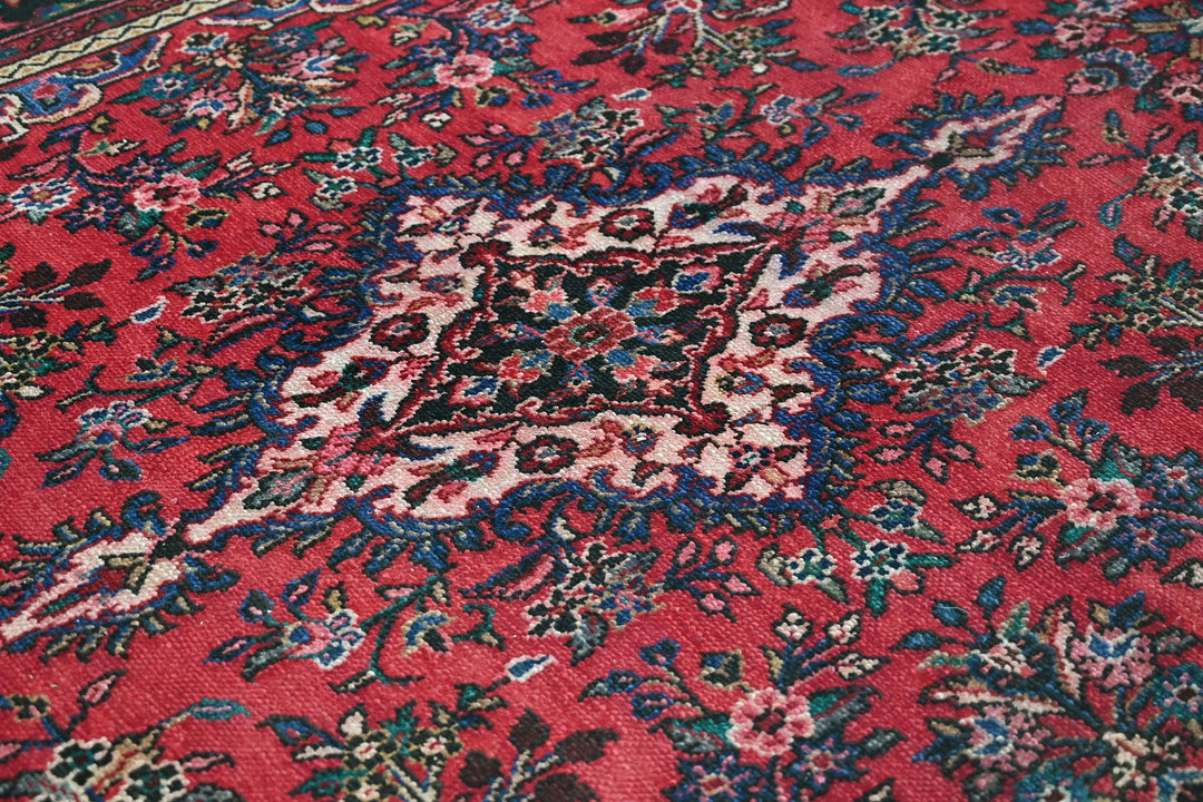 red Large rug 6' 7" x 9' 10"