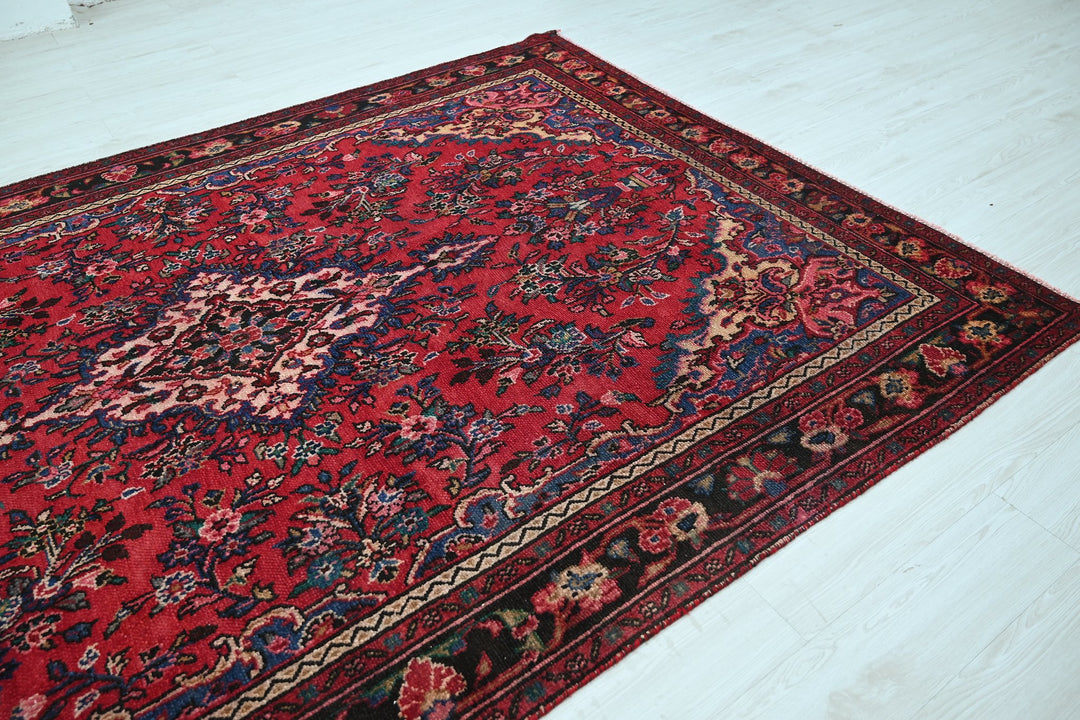 red Large rug 6' 7" x 9' 10"