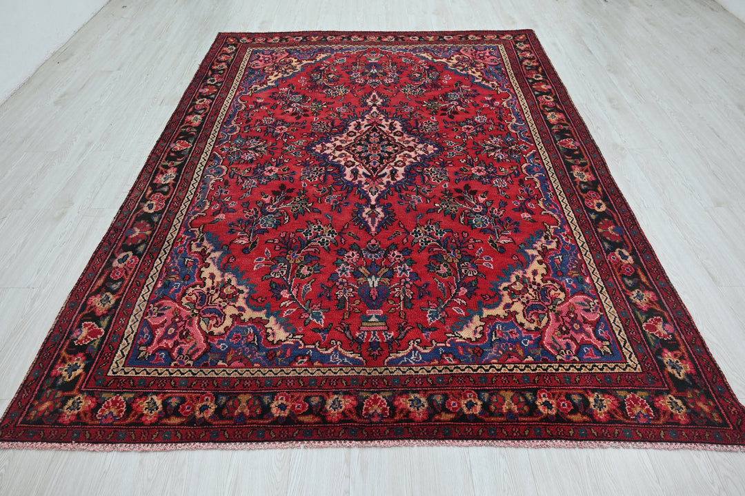 red Large rug 6' 7" x 9' 10"