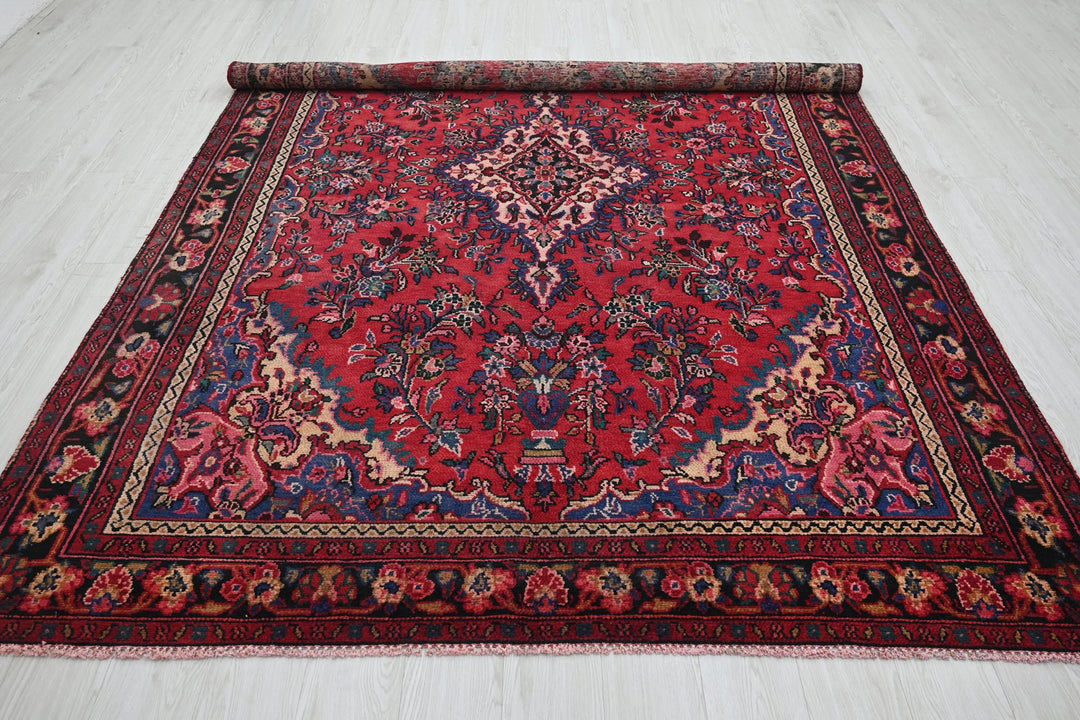 red Large rug 6' 7" x 9' 10"