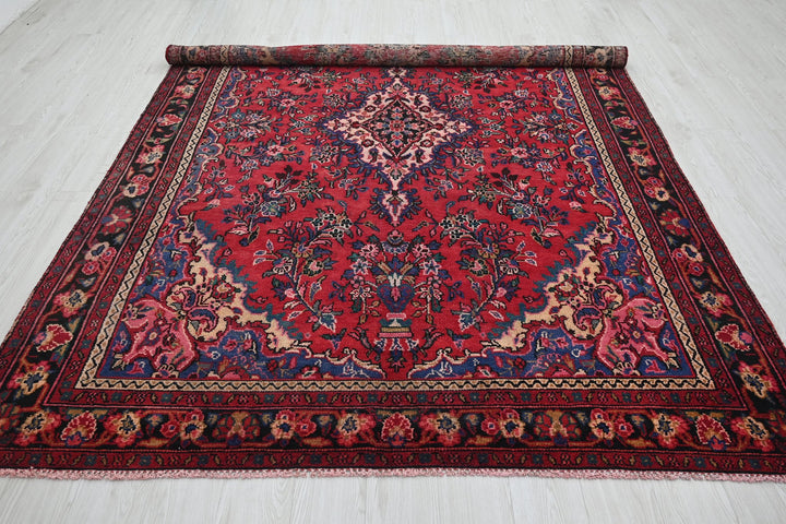 red Large rug 6' 7" x 9' 10"