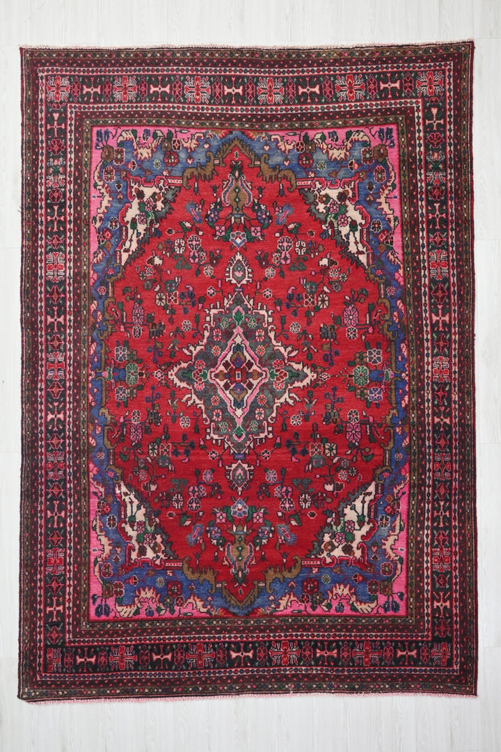 red Large rug 6' 7" x 9' 5"