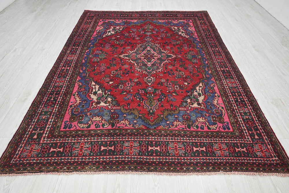 red Large rug 6' 7" x 9' 5"