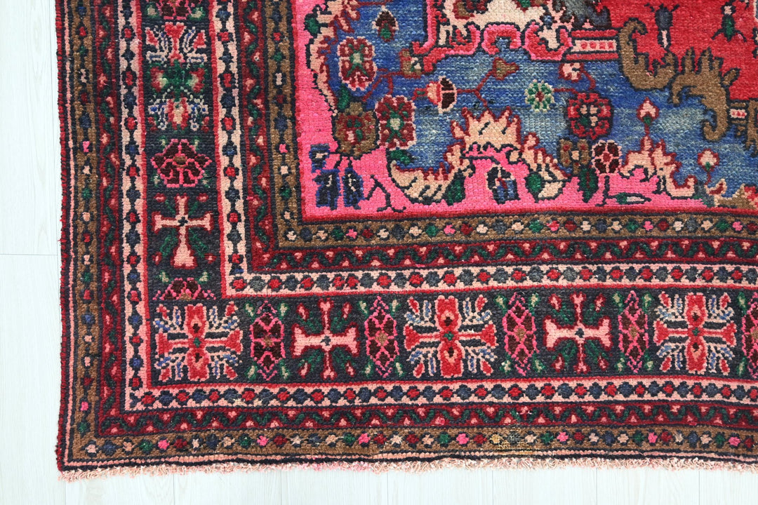 red Large rug 6' 7" x 9' 5"