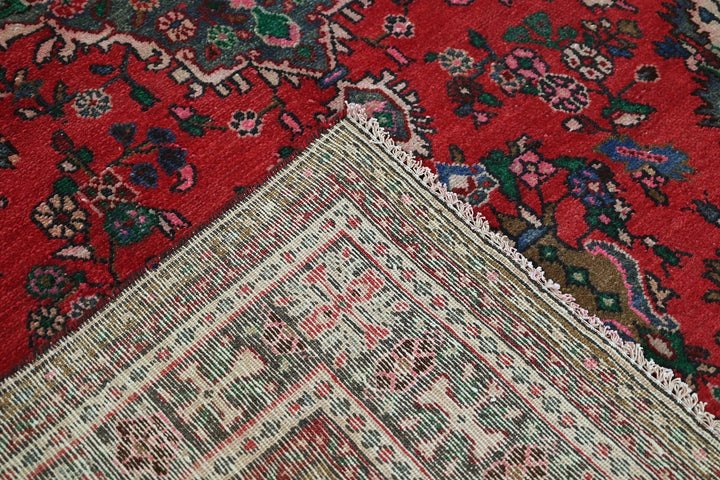 red Large rug 6' 7" x 9' 5"