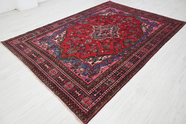 red Large rug 6' 7" x 9' 5"