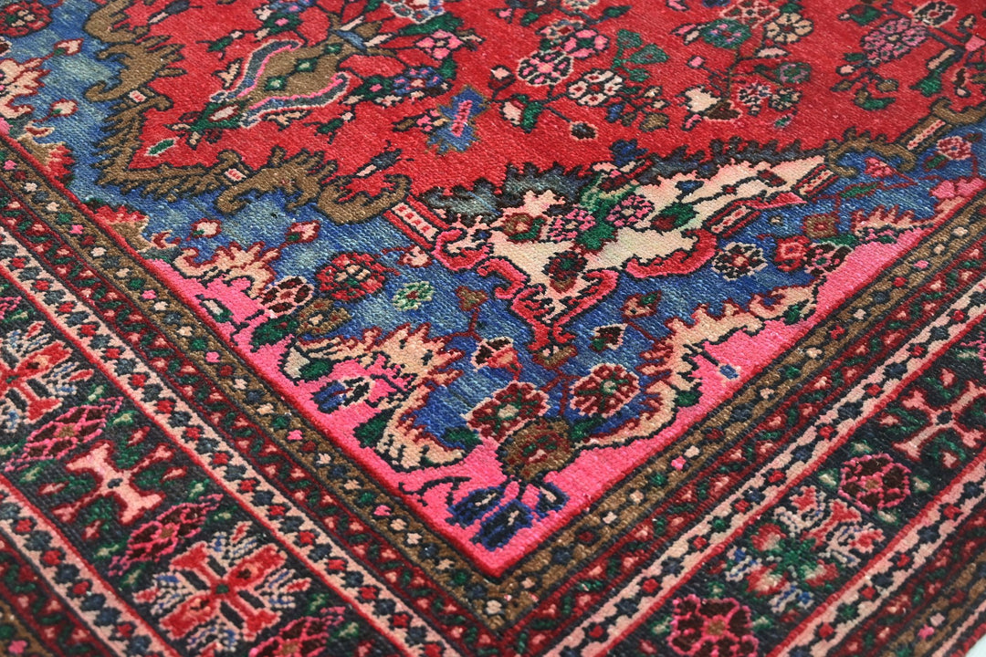 red Large rug 6' 7" x 9' 5"