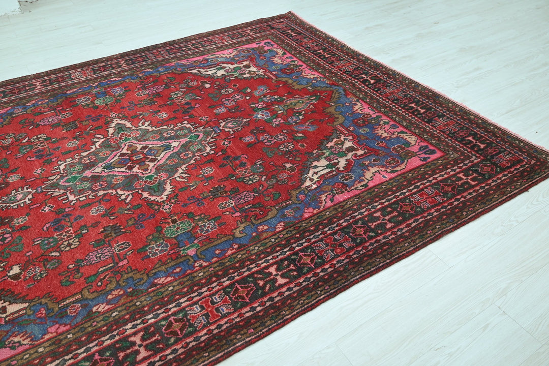 red Large rug 6' 7" x 9' 5"