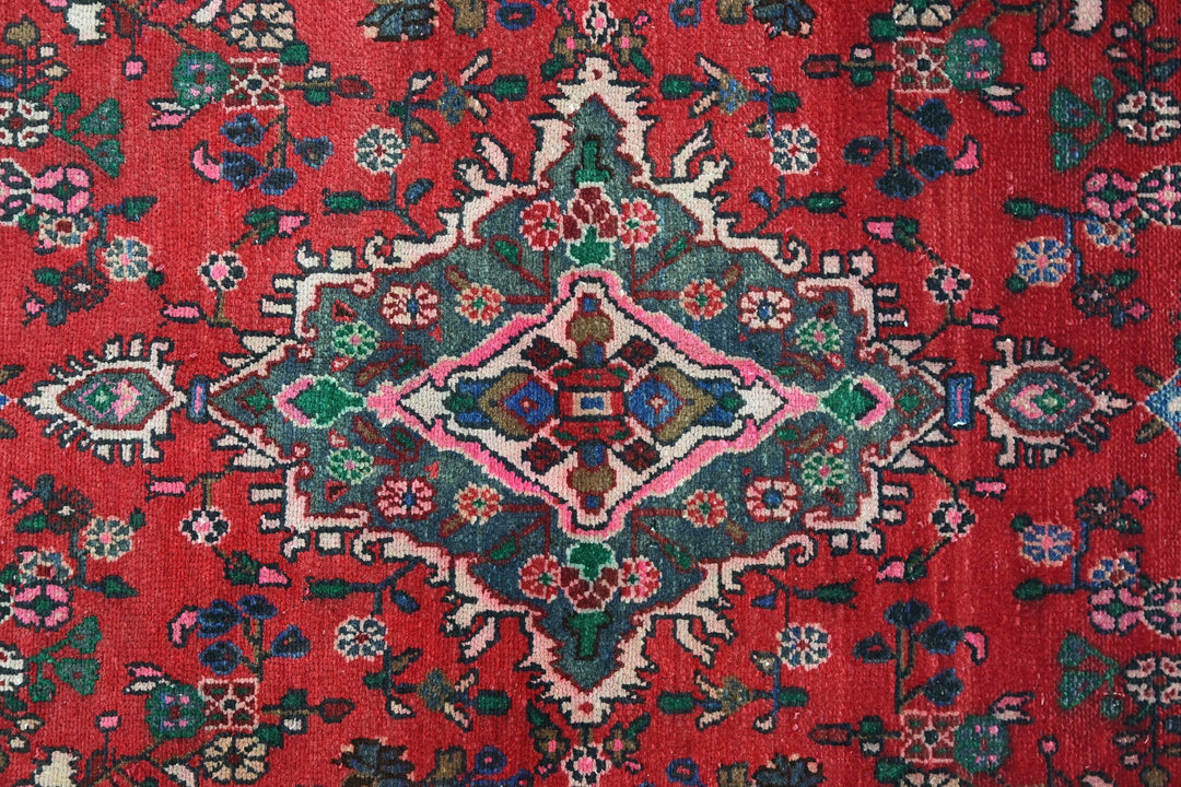 red Large rug 6' 7" x 9' 5"
