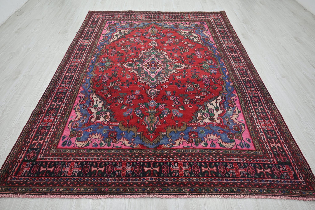 red Large rug 6' 7" x 9' 5"