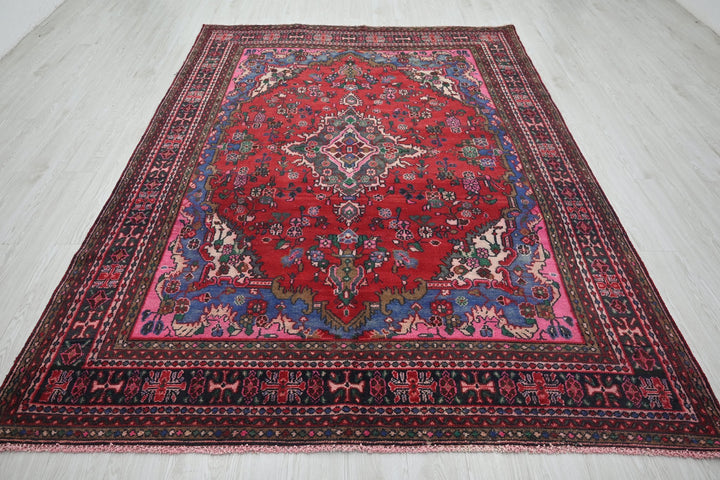 red Large rug 6' 7" x 9' 5"