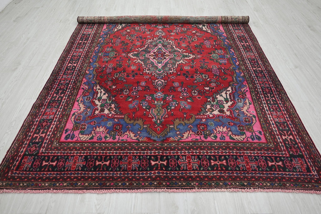 red Large rug 6' 7" x 9' 5"