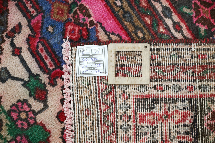 red Large rug 6' 7" x 9' 5"