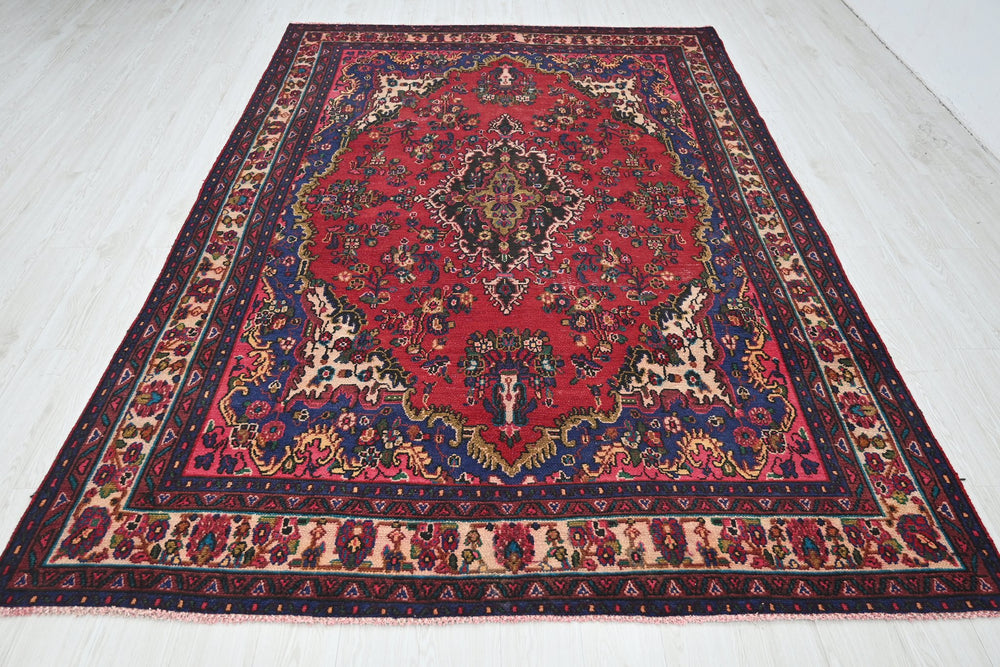 red Large rug 6' 7" x 9' 11"