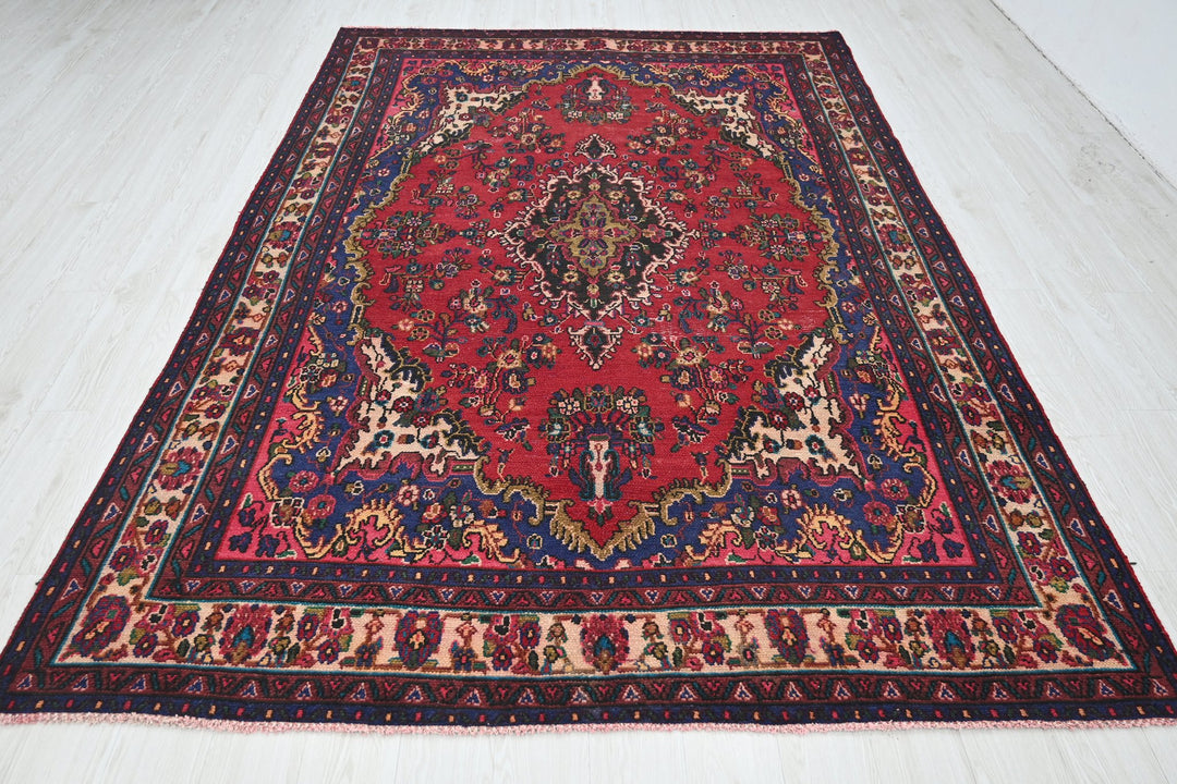 red Large rug 6' 7" x 9' 11"
