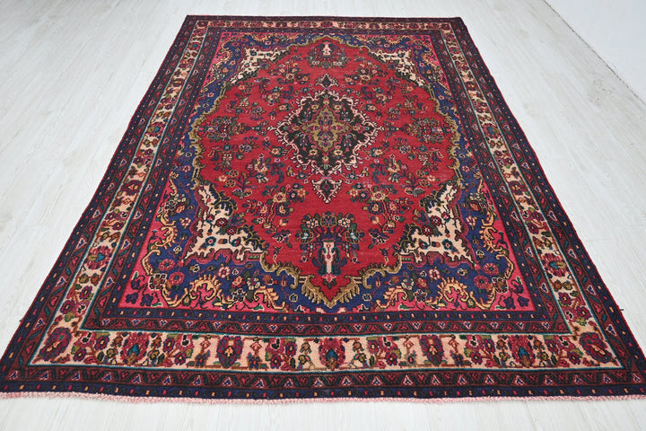 red Large rug 6' 7" x 9' 11"
