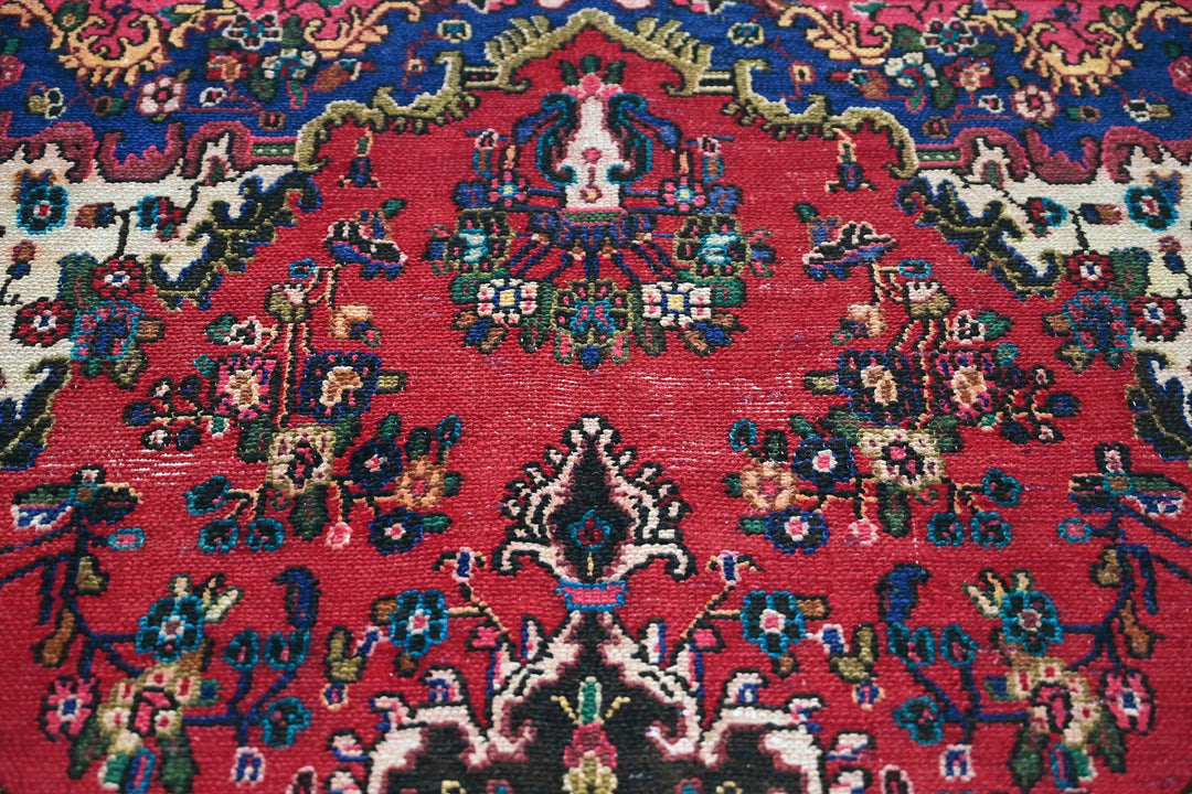 red Large rug 6' 7" x 9' 11"
